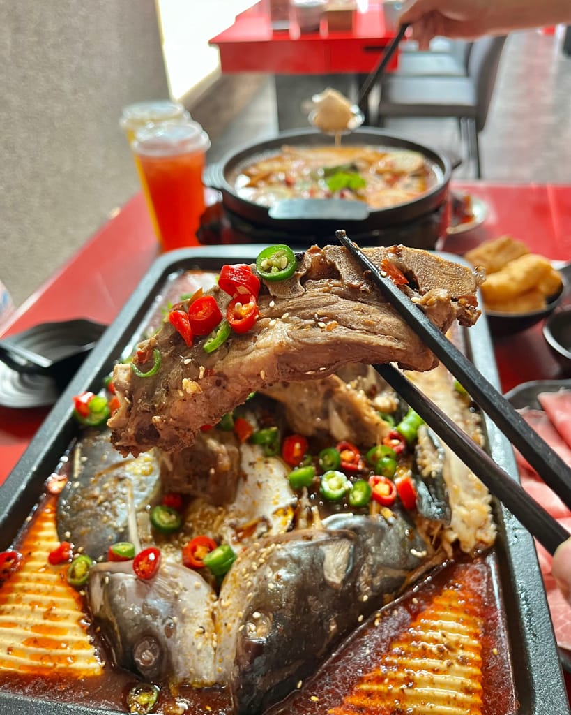 [台中美食]先蒸後燉的鐵鍋燉魚，讓你吃香喝辣！滿足又過癮