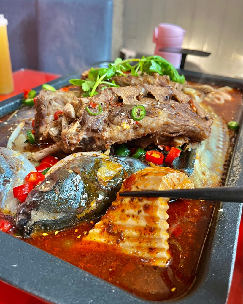 [台中美食]先蒸後燉的鐵鍋燉魚，讓你吃香喝辣！滿足又過癮