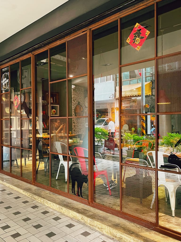 隱身在車來人潮的台灣大道上緊鄰台中科博館美食餐廳[禾間糧倉］，