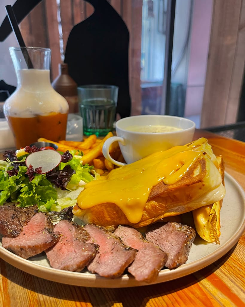 隱身在車來人潮的台灣大道上緊鄰台中科博館美食餐廳[禾間糧倉］，