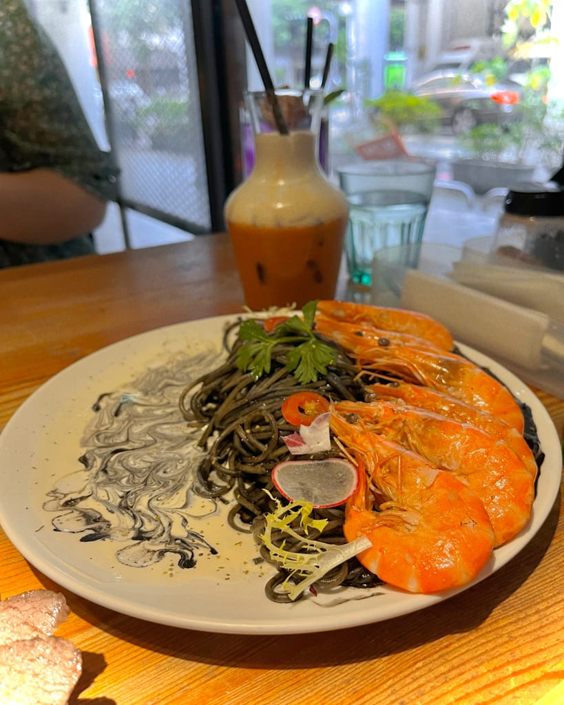 隱身在車來人潮的台灣大道上緊鄰台中科博館美食餐廳[禾間糧倉］，