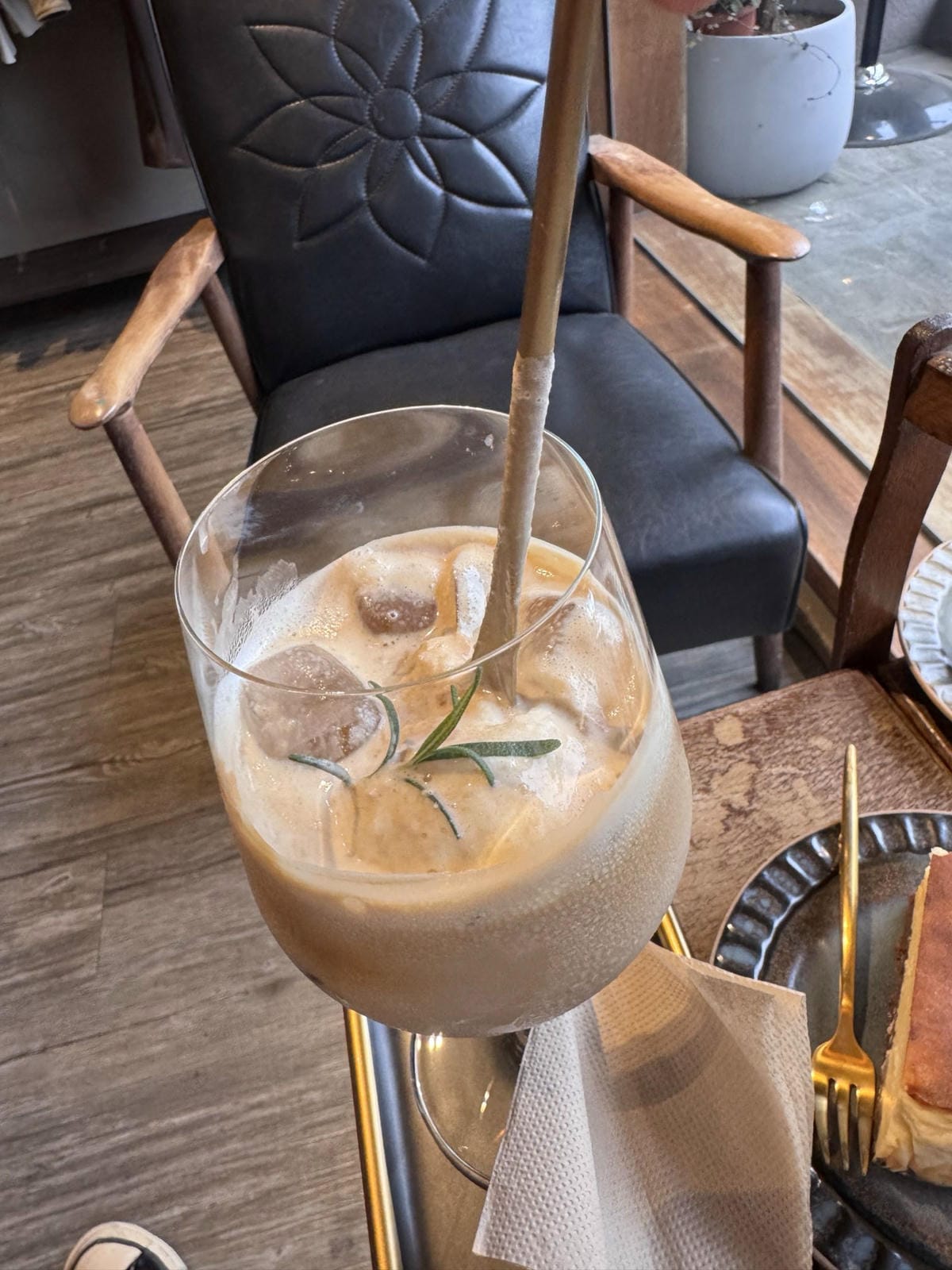 臺中西區藏身在西裝店裡的咖啡館Laio Coffee 復古時 臺中西區藏身在西裝店裡的咖啡館Laio Coffee 復古時